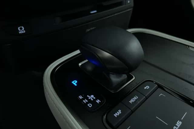 Lexus LS (2022) thumbnail 23