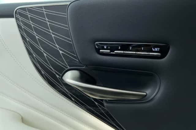 Lexus LS (2022) thumbnail 33