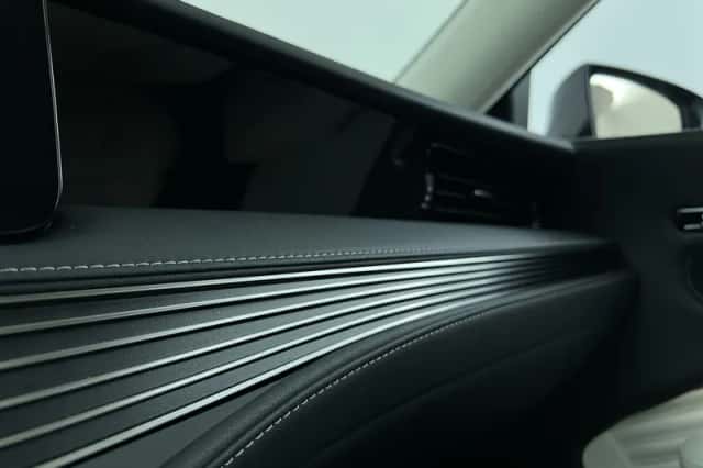 Lexus LS (2022) thumbnail 38