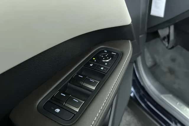 Lexus RX (2023) thumbnail 12