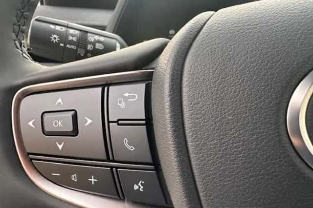 Lexus UX (2025) thumbnail 12
