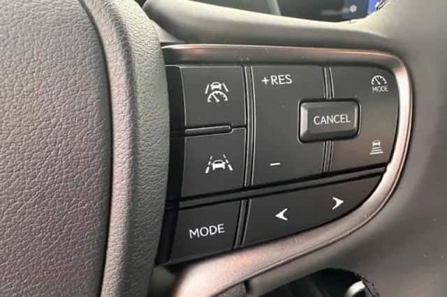 Lexus UX (2025) thumbnail 14