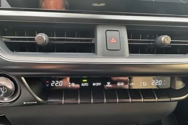Lexus UX (2025) thumbnail 6