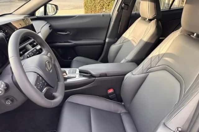 Lexus UX (2025) thumbnail 10
