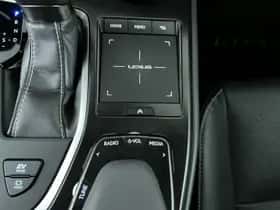 Lexus UX (2019) thumbnail 23