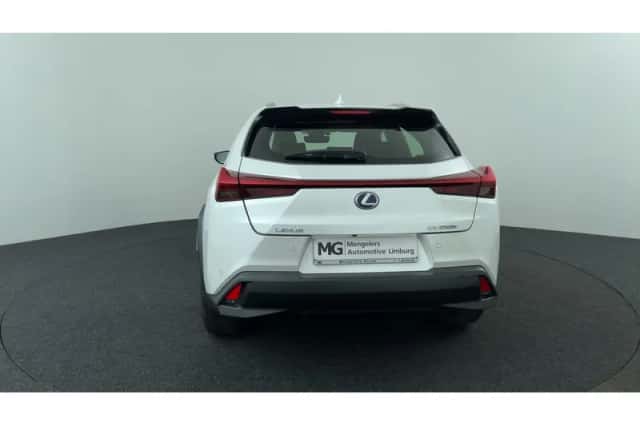 Lexus UX (2019) thumbnail 4