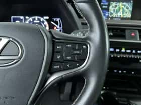 Lexus UX (2019) thumbnail 18