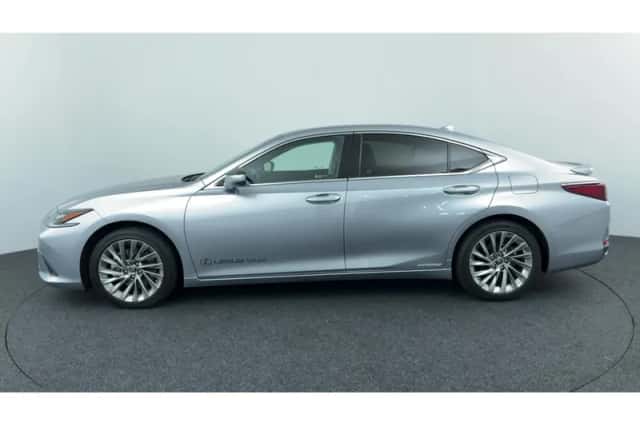 Lexus ES (2022) thumbnail 2