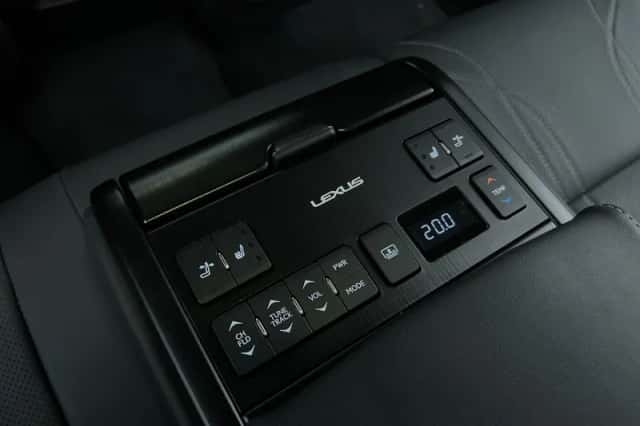 Lexus ES (2022) thumbnail 32