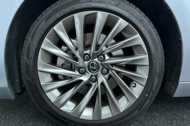 Lexus ES (2022) thumbnail 10
