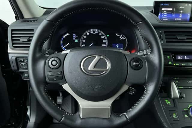 Lexus CT (2015) thumbnail 14