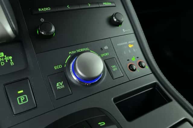 Lexus CT (2015) thumbnail 23