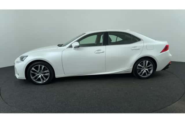 Lexus IS (2021) thumbnail 2