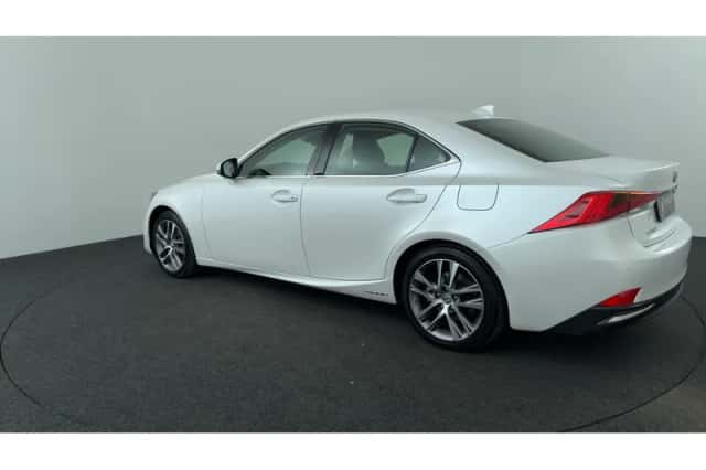 Lexus IS (2021) thumbnail 3