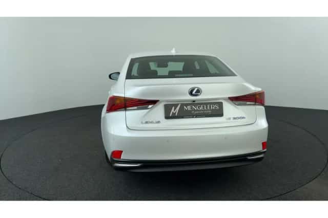Lexus IS (2021) thumbnail 4