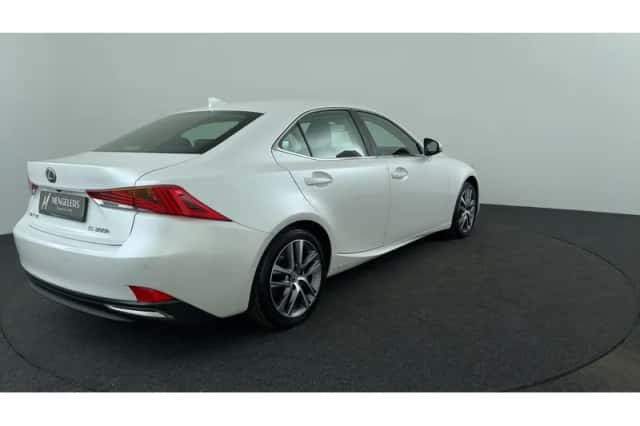 Lexus IS (2021) thumbnail 5