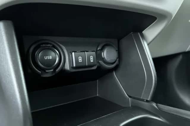 Suzuki Swift (2025) thumbnail 23