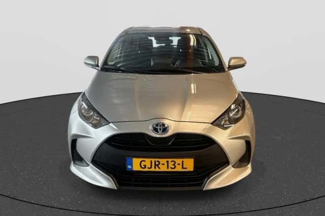 Toyota Yaris (2023) thumbnail 3