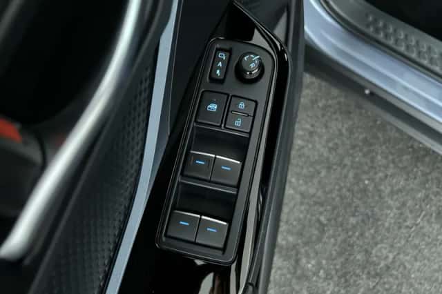 Toyota C-HR (2020) thumbnail 12