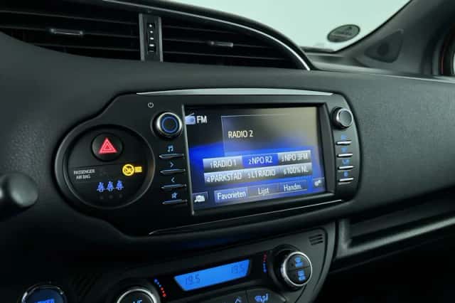 Toyota Yaris (2017) thumbnail 18