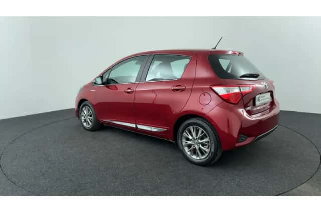 Toyota Yaris (2017) thumbnail 3