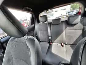 Toyota Yaris (2017) thumbnail 31