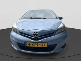 Toyota Yaris (2013) thumbnail 3