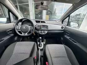 Toyota Yaris (2013) thumbnail 9