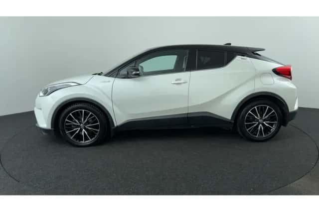 Toyota C-HR (2017) thumbnail 2