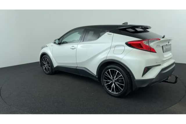 Toyota C-HR (2017) thumbnail 3