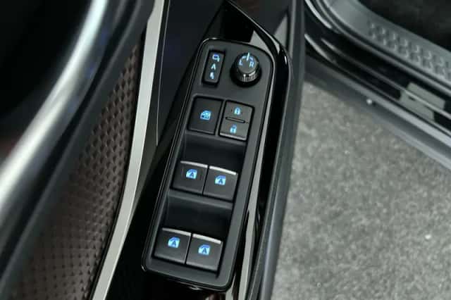 Toyota C-HR (2018) thumbnail 12