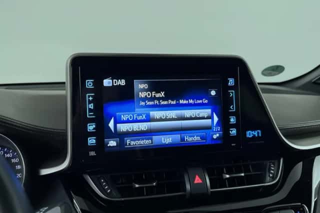 Toyota C-HR (2018) thumbnail 18