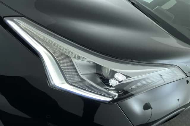 Toyota C-HR (2018) thumbnail 9