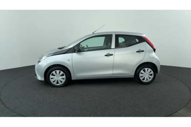 Toyota Aygo (2021) thumbnail 2