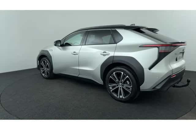 Toyota bZ4X (2022) thumbnail 3