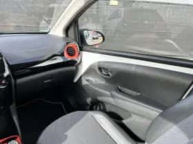 Toyota Aygo (2019) thumbnail 16