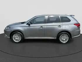 Mitsubishi Outlander (2019) thumbnail 2