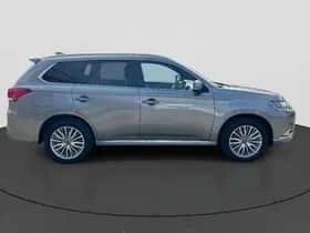 Mitsubishi Outlander (2019) thumbnail 6