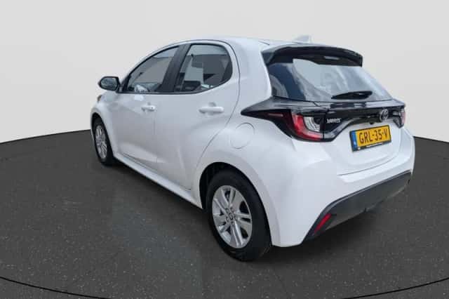 Toyota Yaris (2024) thumbnail 3
