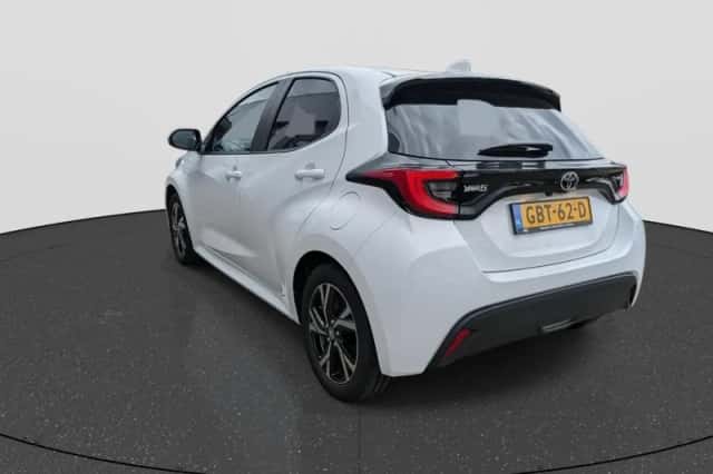 Toyota Yaris (2024) thumbnail 3