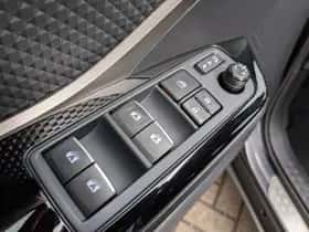 Toyota C-HR (2019) thumbnail 11