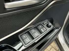 Toyota C-HR (2018) thumbnail 39