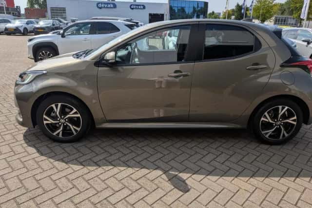 Toyota Yaris (2024) thumbnail 3