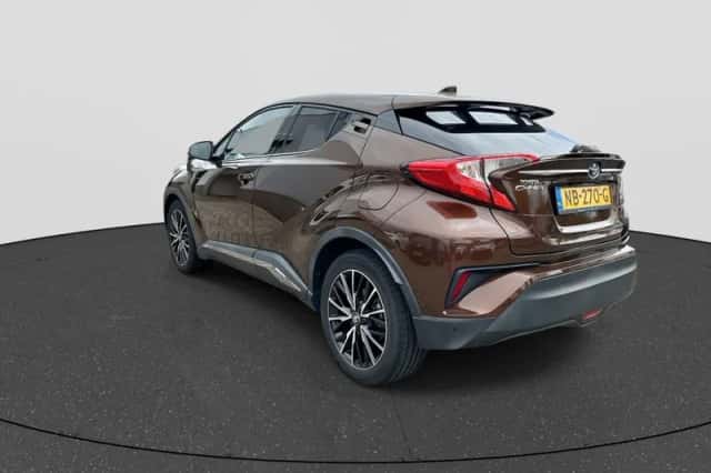 Toyota C-HR (2016) thumbnail 3