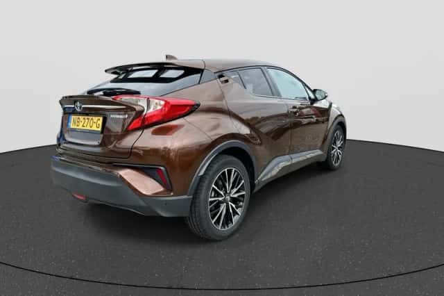 Toyota C-HR (2016) thumbnail 5