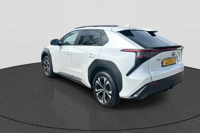 Toyota bZ4X (2025) thumbnail 3