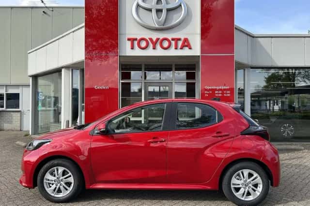 Toyota Yaris (2025) thumbnail 2