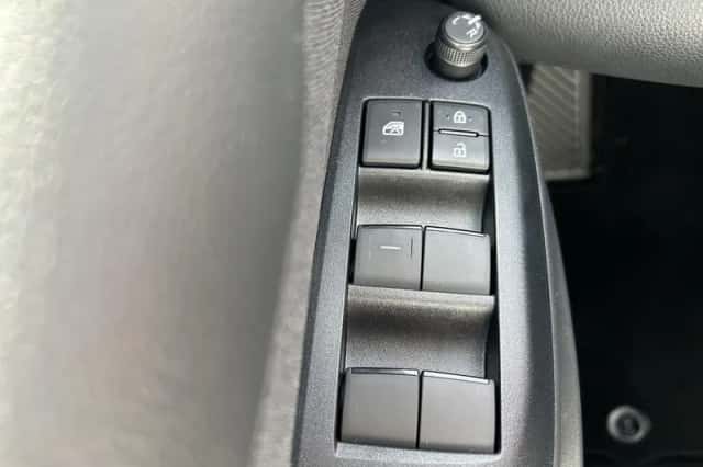 Toyota Yaris (2025) thumbnail 17