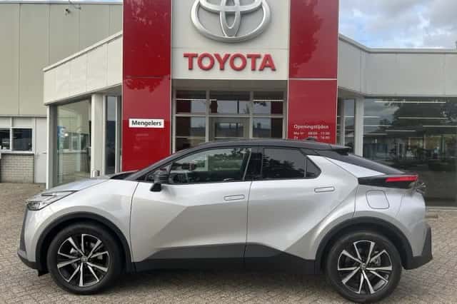 Toyota C-HR (2025) thumbnail 2