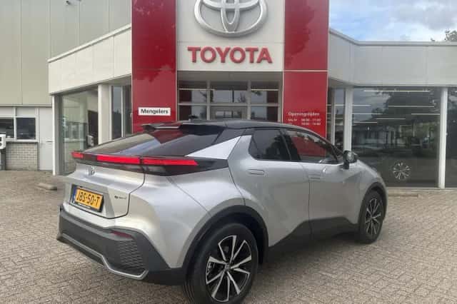 Toyota C-HR (2025) thumbnail 3